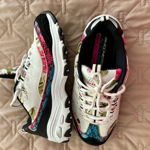 Ladies Skechers D’Lites air-cooled memory foam athletic shoes - Picture 13 of 16